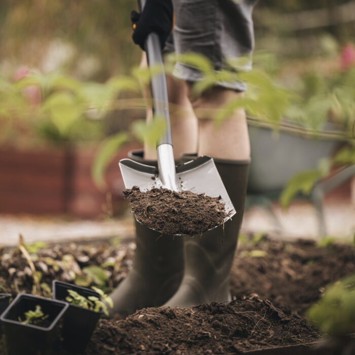 1066710_Fiskars_Ergonomic_rounded_spade_Grey_Action_02_1x1