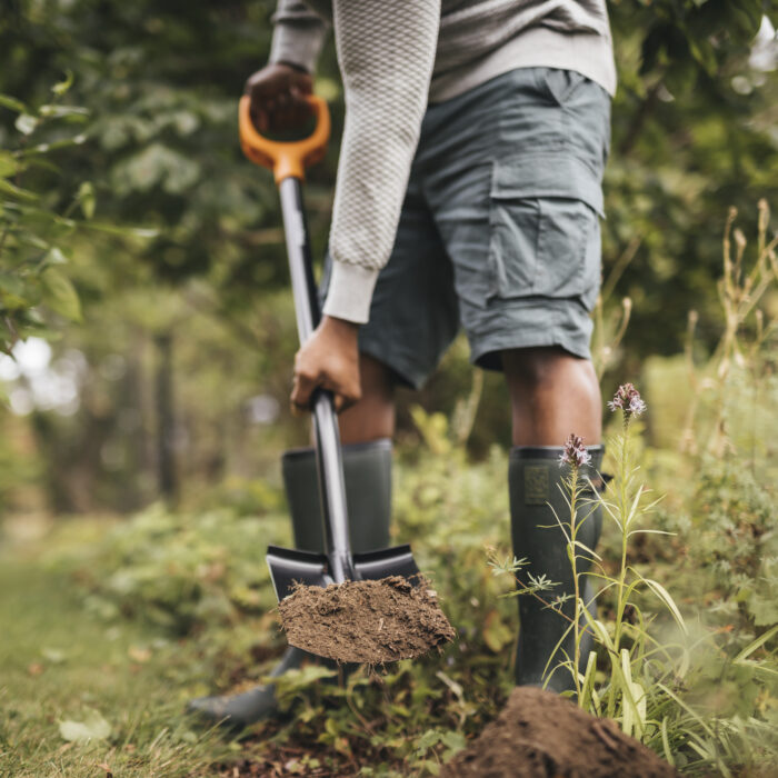 1066717_Fiskars_solid_metal_rounded_spade_action_01_1x1