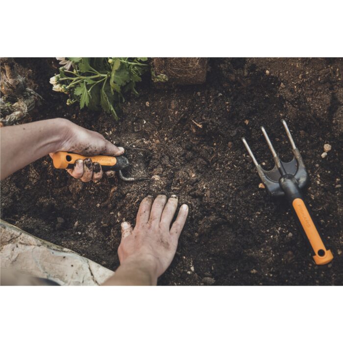 Fiskars_Garden_Action_Premium_Planters_Nursery_tools_Transplanter_Cultivator_1000727_1000728